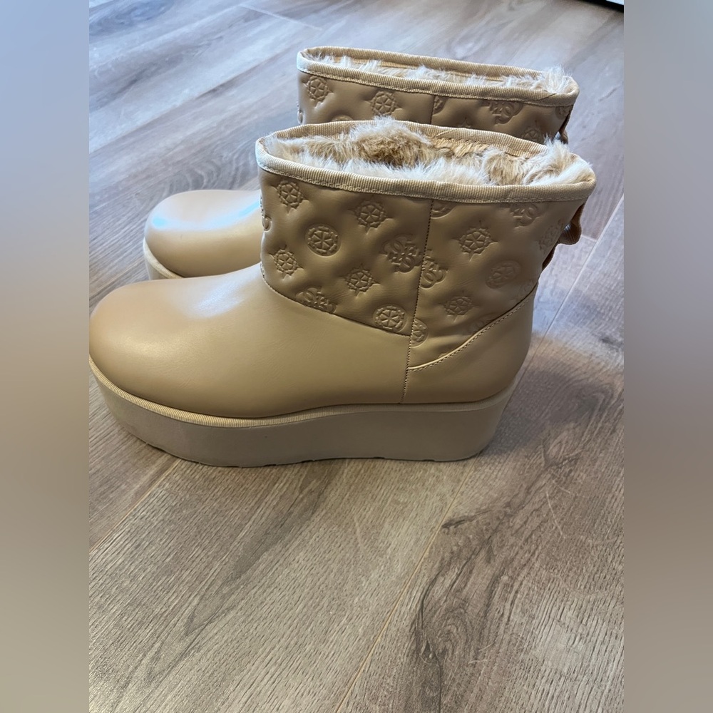 Guess ladies Beige Faux Fur Lined Platform Boots size 7.5